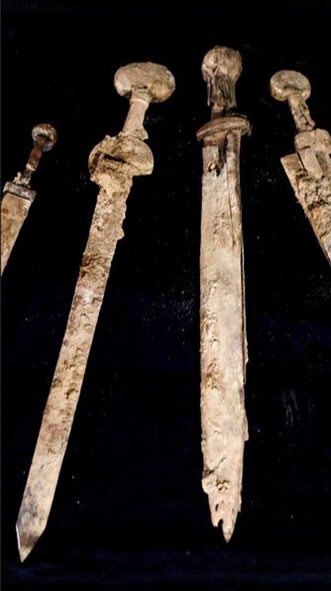 Four 1,900-Year-Old Roman Swords Found in Israel