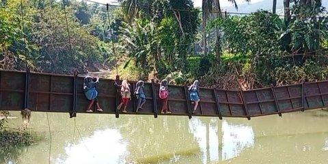 Momen Bertaruh Nyawa Pelajar SD di Sukabumi, Bergelantungan di Jembatan Hampir Putus Seberangi Sungai Demi Sekolah