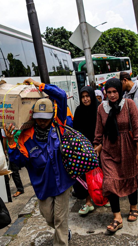 Aturan Sedang Disusun, Masyarakat Dilarang Merokok di Area Transportasi Umum