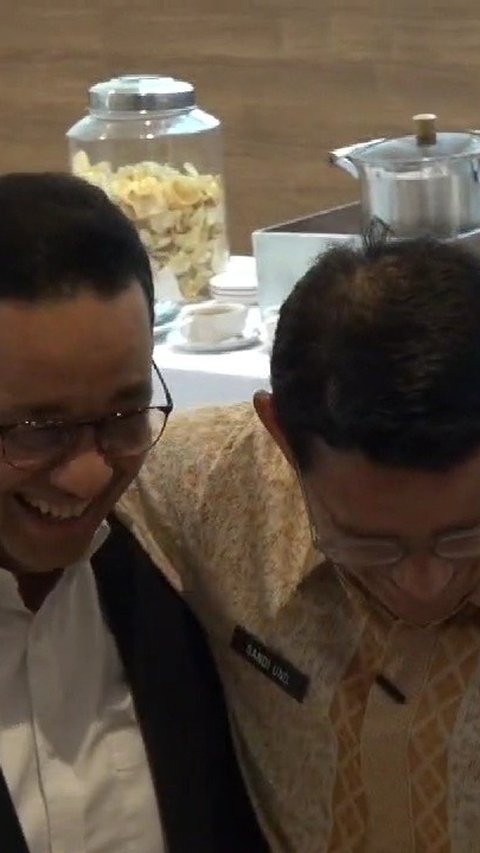 Momen Akrab Anies dan Sandi Berangkulan Hingga Pose Love Sign