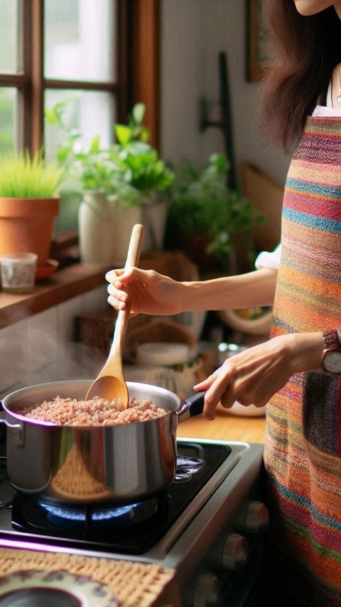 4 Cara Sederhana Memasak Nasi Merah Jadi Lebih Pulen dan Tidak Keras, Fokusnya di Proses Perendaman