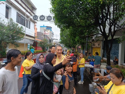 Blusukan ke Pasar Tanah Abang, Jusuf Hamka 'Babah Alun' Dicurhati Pedagang Sepi Pembeli