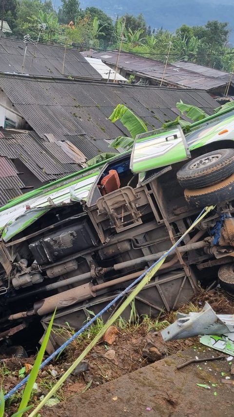 Bus Rombongan dari Rawabelong Jakbar Terperosok di Puncak Bogor