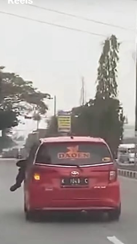 Viral Polisi Loncat dan Terbawa di Kap Mobil