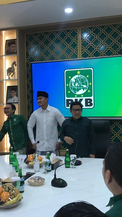 Datang ke PKB, Kaesang Pangarep Sarungan dan Berkopiah Hitam