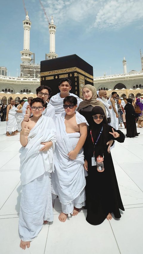 Potret Pasha Ungu dan Adelia saat Umrah Bersama Empat Anaknya di Tanah Suci, Anak Sulungnya Sempat Utarakan Keinginan yang Bikin Terenyuh