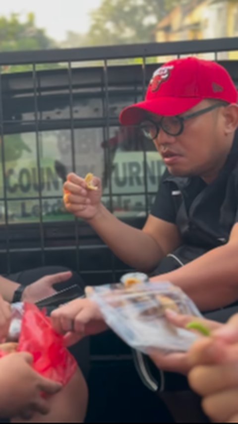 Anak Buah Prabowo Subianto Naik Mobil Bak Terbuka Sambil Makan Gorengan bareng Teman-Teman, Aksinya Tuai Sorotan