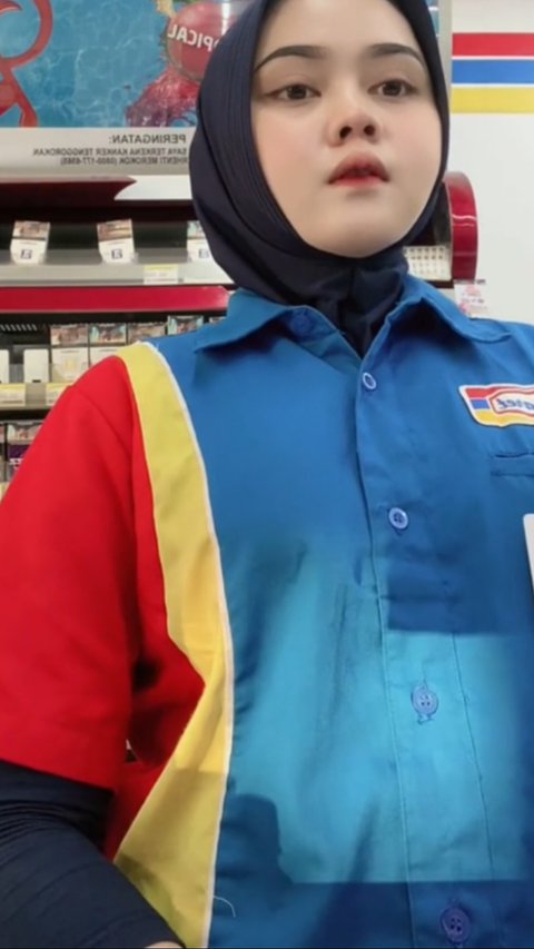 Aksi Perempuan Penjaga Kasir Minimarket Belikan Minuman untuk Pedagang Lansia yang Kelelahan Ini Viral, Banjir Pujian