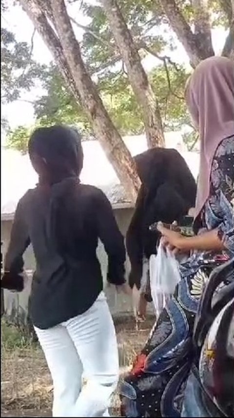 Cemburu, Wanita Ini Berkali-kali Tampar Siswi SMP Sampai Tersungkur Usai Ketahuan Video Call Seks dengan Suaminya