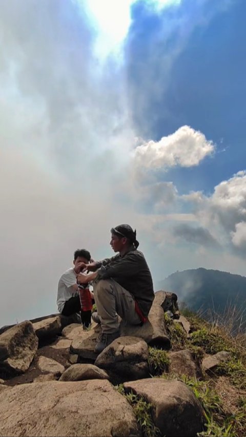 Ayah Ini Kenang Jaket 8 Tahun Lalu yang Biasa Dipakai untuk Antar Sekolah, Kini Dipakai untuk Naik Gunung Bareng Sang Anak