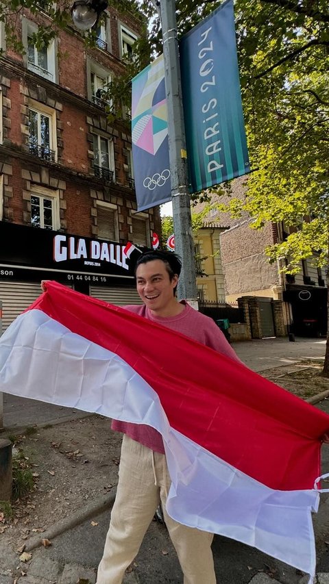 Potret Baim Wong Berangkat ke Paris untuk Nonton Pertandingan Olimpiade, Bawa Bendera Indonesia Dukung Atlet Panjat Tebing