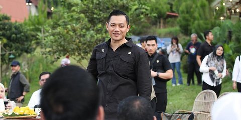 Pesona Menteri AHY saat Rapat di Alam Terbuka Bersama Anak Buah, Nyetir Sendiri ke Lokasi