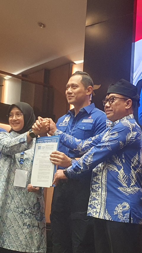 AHY Serahkan Surat Rekomendasi Demokrat di Pilkada Jatim, Dukung Istri Azwar Anas hingga Anak Pramono Anung