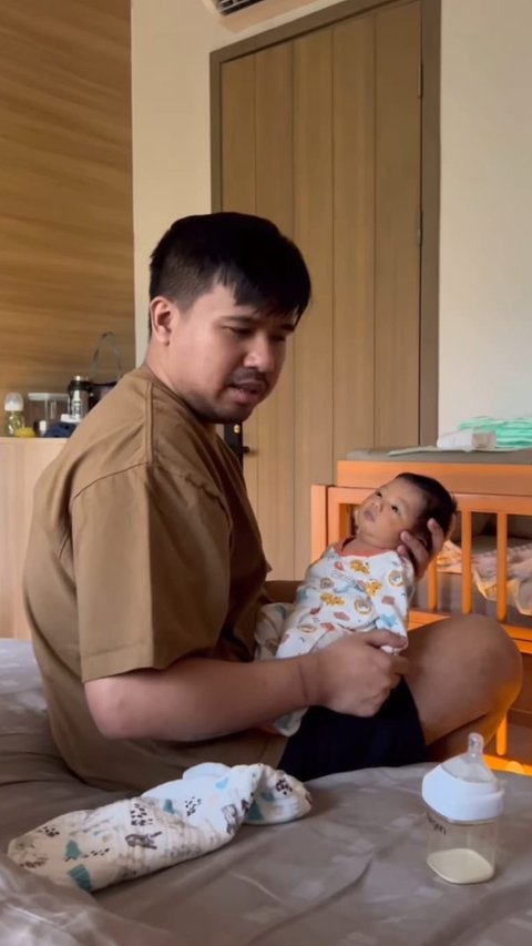 Potret Joshua Suherman saat Momong Anak Setelah Kini jadi Seorang Ayah, Netizen 'Dulu Penyanyi Cilik Sekarang Udah jadi Bapak'