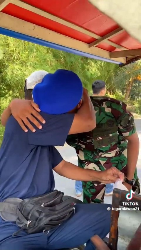 Momen Prajurit TNI Pulang dan Ucapkan Terima Kasih pada Ayahnya yang Seorang Penjual Batagor Ini Viral, Bikin Haru