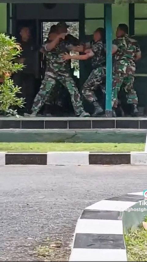 Viral Momen Dua Anggota TNI Saling Bersitegang, Ternyata Buat Kejutan untuk Komandan