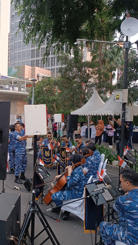 Potret Deretan Prajurit TNI Main Orkestra Sedot Perhatian Pengunjung CFD di HI