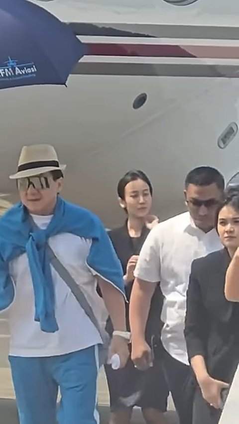 Potret Jackie Chan saat Baru Tiba di Indonesia dengan Jet Pribadi, Menolak Dipayungi Petugas Bandara dengan Ramah Hingga Banyak Tuai Pujian