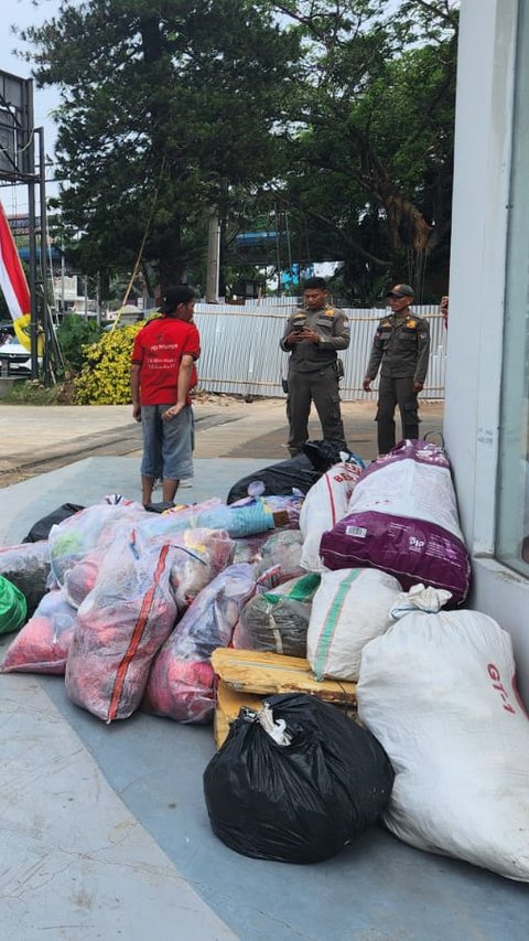 Geram Tak Kunjung Terima Solusi, Warga Depok Buang Karung-Karung Isi Sampah ke Kantor Wali Kota