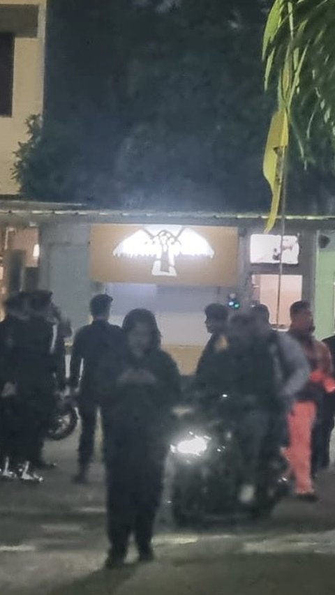 Usai Airlangga Mundur, Malam-Malam Anggota Brimob Berjaga di Markas Golkar