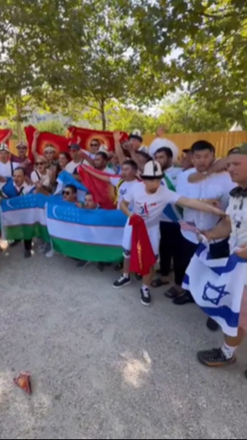 Momen Pendukung Dua Negara Foto Bareng di Olimpiade Paris, Tiba-Tiba Suporter Israel Mau Ikut Langsung Diusir