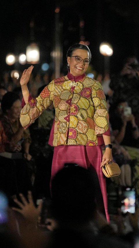 Momen Sri Mulyani Bersama Jokowi-Prabowo Makan Malam Bareng di Bawah Sinar Bulan Sabit Langit IKN