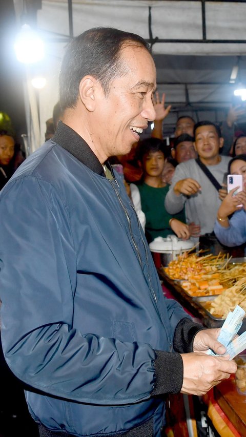 Momen Jokowi Jajan Corndog hingga Temulawak saat Malam Tahun Baru di Solo
