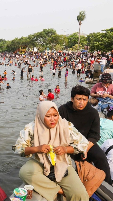 FOTO:  Pengunjung Taman Impian Jaya Ancol Membludak hingga 118.000 Wisatawan saat Libur Tahun Baru 2024