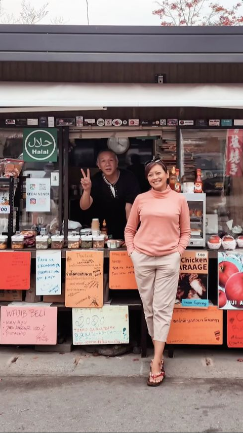 Pedagang Makanan Kaki Lima di Jepang Pamer Pernah Foto dengan Artis Papan Atas hingga Anak Jokowi