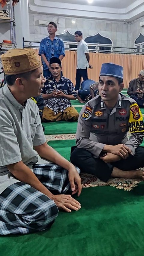Datangi Mesjid, Dua Kapolsek di Pekanbaru Jaga Kamtibmas Jelang Pemilu 2024