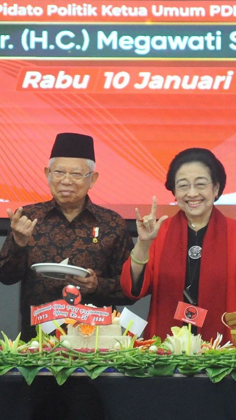 Gaya Tiga Jari Ma’ruf Amin di HUT PDIP, Dapat Potongan Tumpeng Pertama dari Megawati