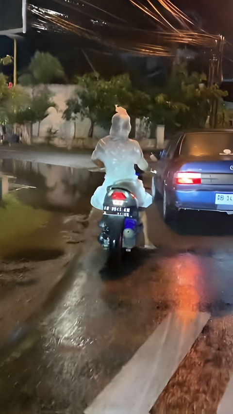 Aksi Kocak Pengendara Motor Pakai Jas Hujan Bubble Wrap, Netizen: Paket Anda Sedang Jalan Sendiri