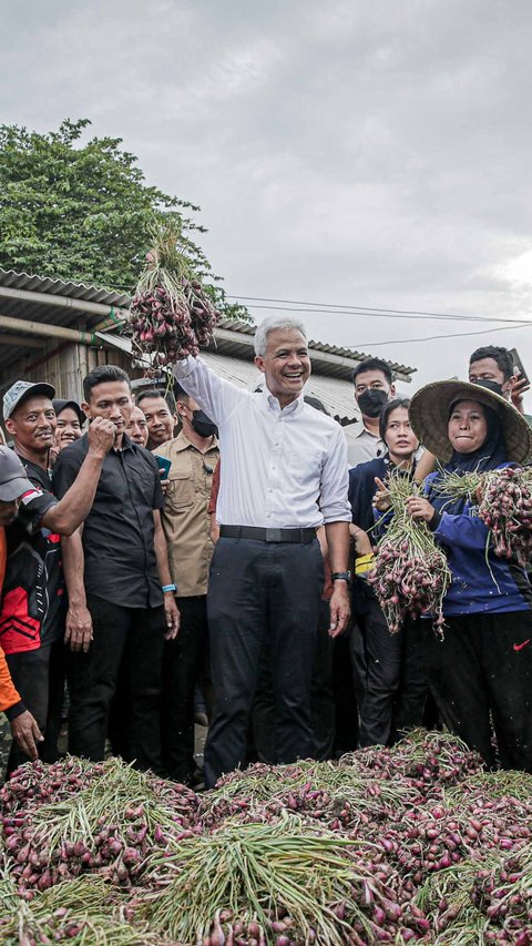 FOTO: Momen Ganjar Dengar Curhatan Petani Bawang Merah di Brebes