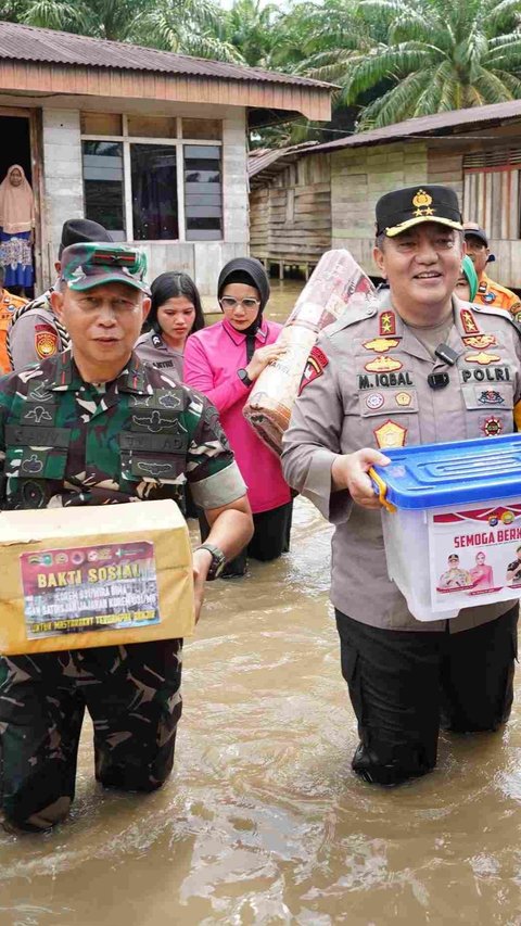 Dua Jenderal Pelipur Lara Korban Banjir Rokan Hulu
