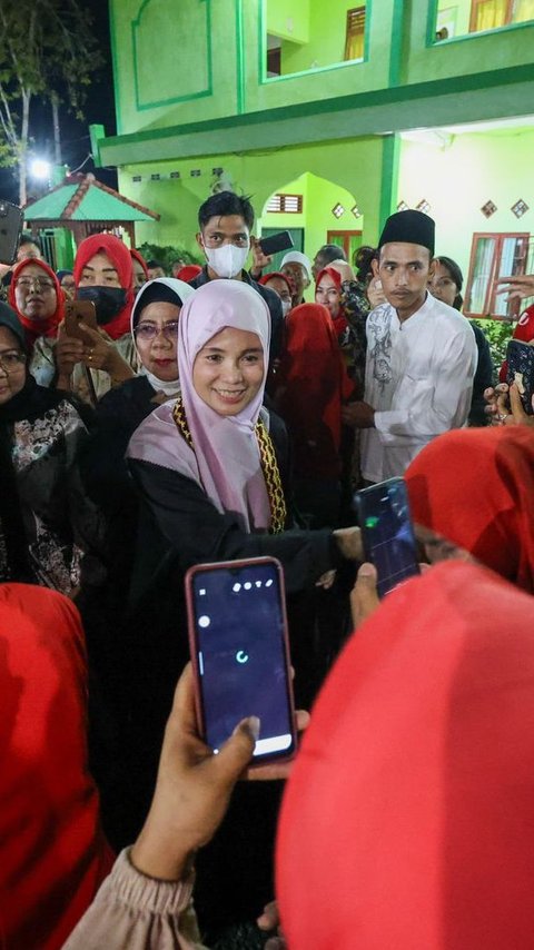 Menginap di Ponpes Miftahul Huda Lampung, Atikoh Ganjar Cerita Perjalanan Hidup hingga Ajak Santri Berselawat