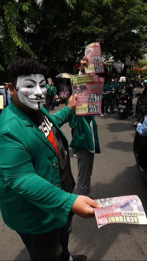 FOTO: Aksi Mahasiswa Universitas Moestopo dan UI Bagikan 4 Juta Selebaran Dampak Buruk Politik Dinasti untuk Menyadarkan Rakyat