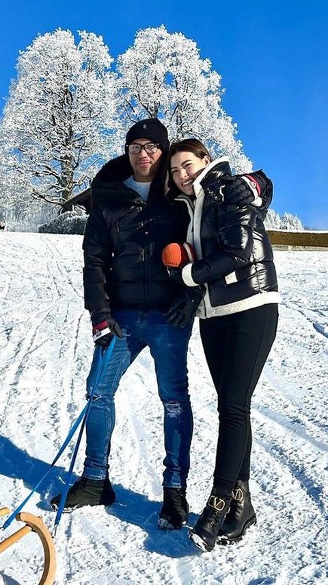 Foto-foto Keseruan Sammy Simorangkir dan Keluarga Liburan di Swiss, Romantis Bareng Sang Istri