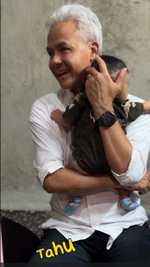 The Cuteness of Ganjar Pranowo Cradling a Baby, Turns Out to Be Great at Making Kids Smile