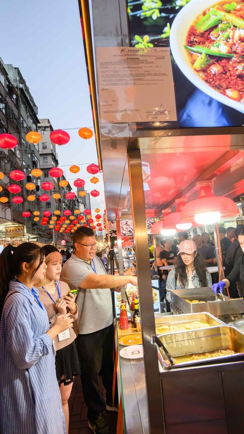 Sensasi Jadi Warga Lokal Hong Kong Nikmati Temple Street yang Hits