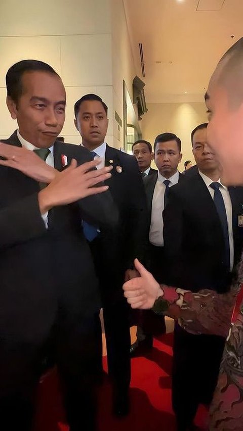 When Cellos Invited Jokowi to Celebrate 'Siuu' like Ronaldo, He Immediately Shrunk Under the Sharp Gaze of the Paspampres