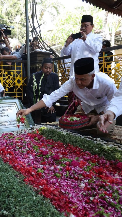 Potret Ganjar Pranowo Ziarah ke Makam Pendiri NU KH Hasyim Asy'ari dan Gus Dur Ditemani Yenny Wahid