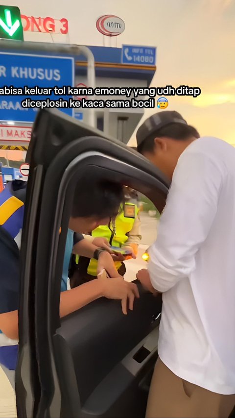 Viral Bocil Playfully Inserts Toll Card into Car Window, Ends Up Paying the Farthest Fare