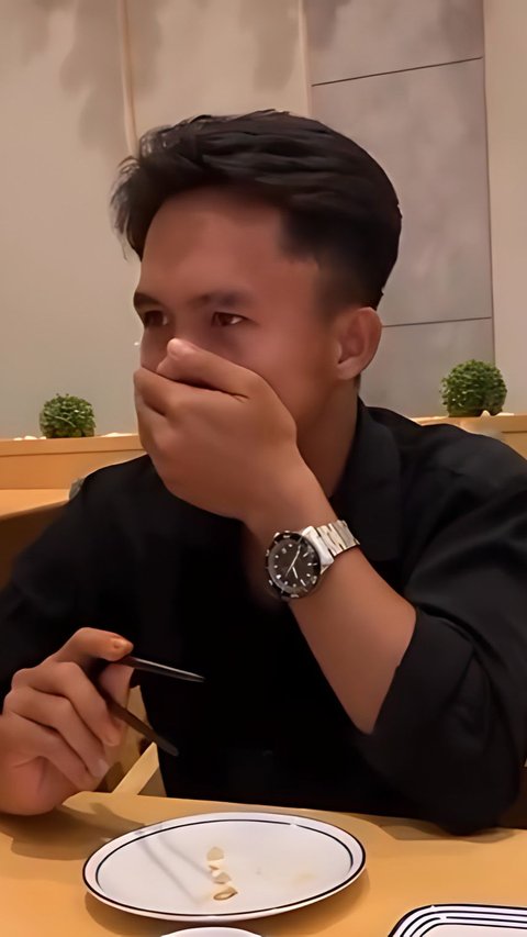 Laughing Out Loud! Invited by His Girlfriend to Eat Sashimi at a Japanese Restaurant, This Guy Automatically Feels Nauseous but Still Struggles Not to Throw Up Because of His Love