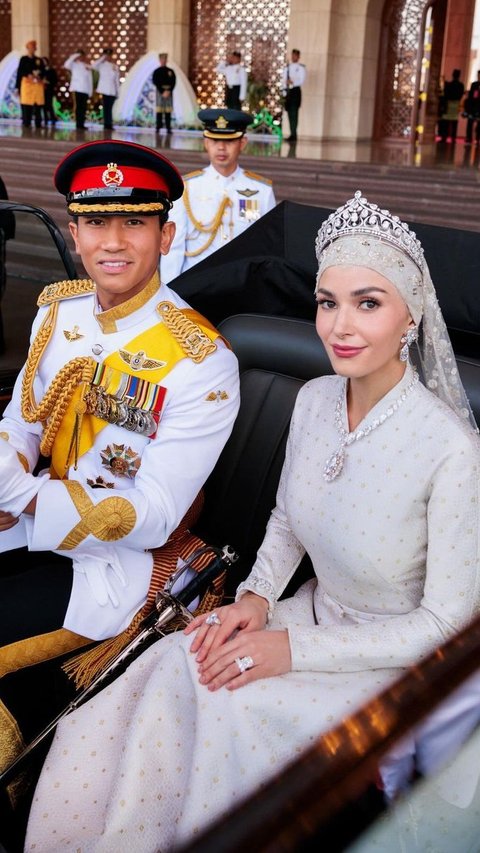 Pangeran Abdul Mateen Bagikan Foto Lawasnya dengan Istri yang Masih Pegang Botol Susu