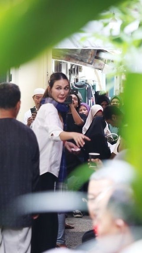 8 Photos of Maxime Bouttier's Home Atmosphere During His Mother's Passing, Luna Maya Distributes Coffee to the Mourners