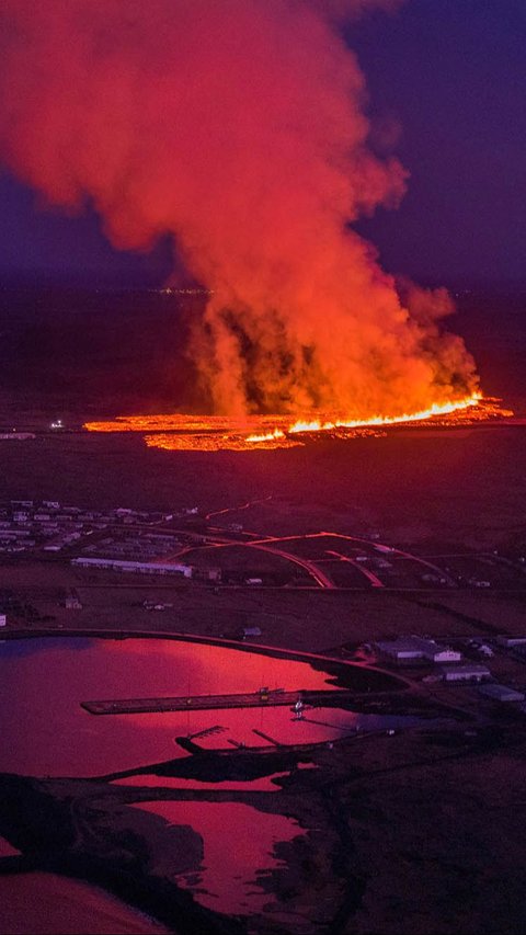 FOTO: Dahsyatnya Letusan Gunung Api di Islandia, Lava Pijar Mengalir ke Kota dan Bakar Rumah-Rumah Penduduk