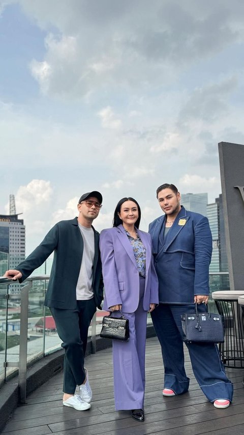 Gaya Elegan Atiek Nur Wahyuni Bos TV Bareng Raffi Ahmad dan Ivan Gunawan, Tenteng Tas Mewah Makin Mempesona