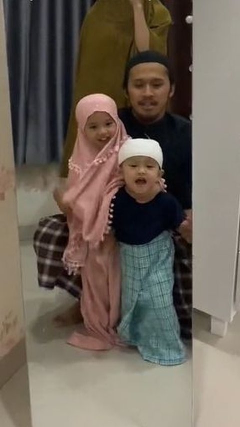 Video Manis Ayah Ajarkan Sholat Buah Hatinya Bikin Hati Hangat