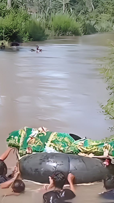 Potret Pilu Warga Lampung Berenang di Sungai Berarus Deras Antar Jenazah dengan Ban Bekas karena Tak Ada Jembatan