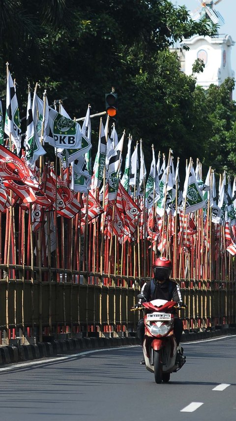 Pasutri Alami Kecelakaan di Flyover Kuningan Gara-gara Bendera Parpol Jatuh